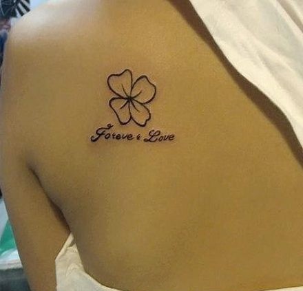 点击大图看下一张:纹身520图库推荐一组肩部四叶草纹身图片图3