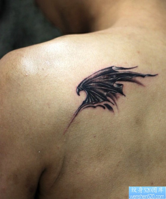点击大图看下一张：一幅背部恶魔翅膀纹身图片由纹身520图库推荐