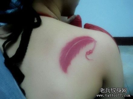 点击大图看下一张:一幅肩部红色羽毛纹身图片由纹身520图库推荐