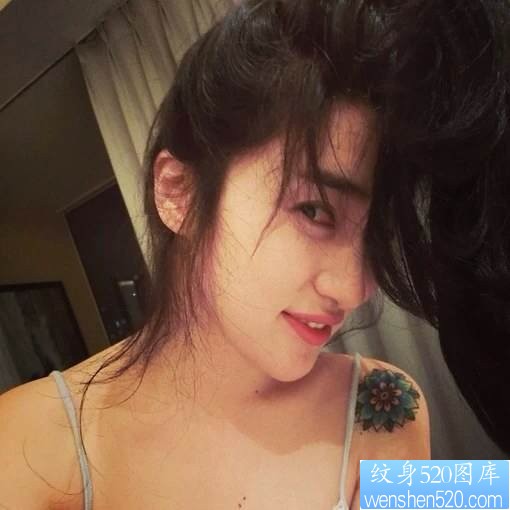 点击大图看下一张：女人肩部花纹身图片由纹身520图库推荐
