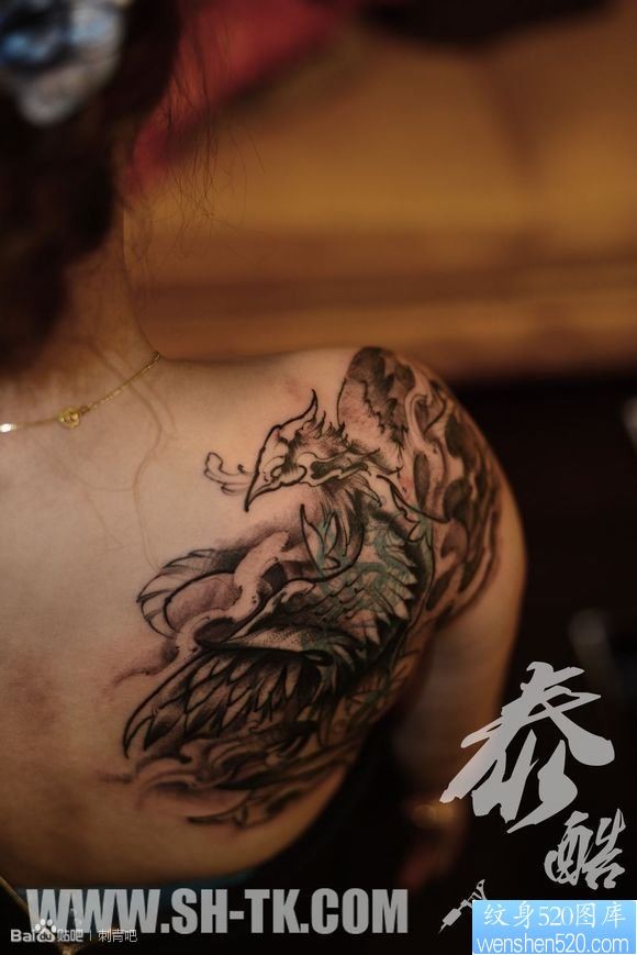 点击大图看下一张：女人好看的肩部凤凰纹身图片