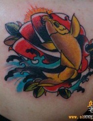肩部一幅鱼玫瑰花纹身图片