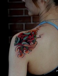 女人肩部一幅个性玫瑰花纹身图片
