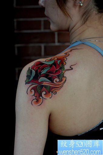 点击大图看下一张：女人肩部一幅个性玫瑰花纹身图片