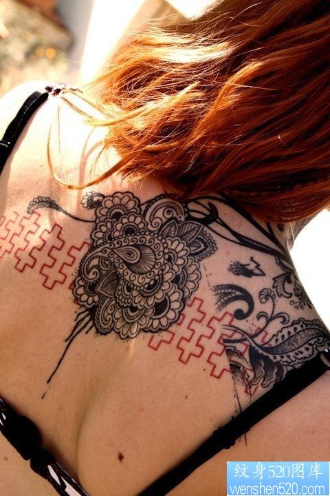 点击大图看下一张：肩部之特别风格花腾纹身图案