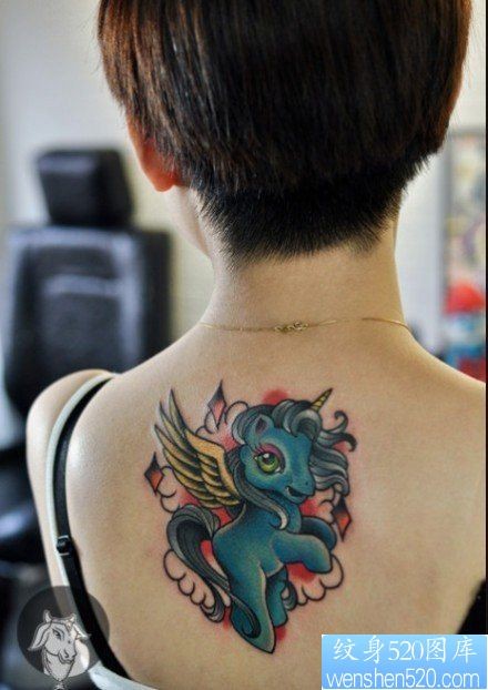点击大图看下一张：女人肩背彩色独角兽纹身图案