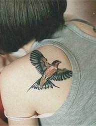 女人肩部一幅爱心纹身图片