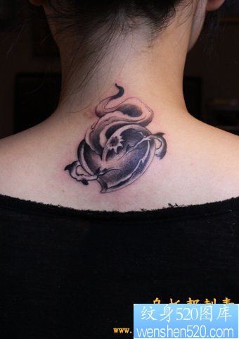 点击大图看下一张：女人肩部一幅爱心纹身图片