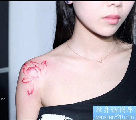 点击大图看下一张：女人肩背莲花纹身图案