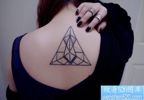 点击大图看下一张：女人肩背几何图形纹身图案