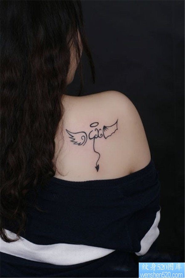 点击大图看下一张：女生肩部翅膀纹身图案