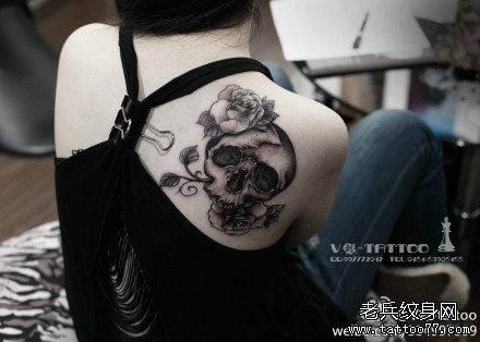 点击大图看下一张:肩部黑灰骷髅头玫瑰花纹身图案