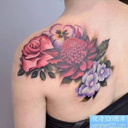 点击大图看下一张：女性肩部彩色玫瑰花纹身图案
