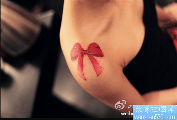 点击大图看下一张：一款女性肩部蝴蝶结纹身图案
