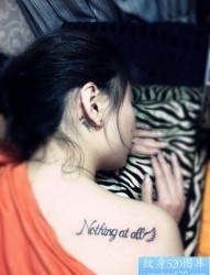 女性肩背字母纹身图案