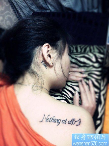点击大图看下一张：女性肩背字母纹身图案