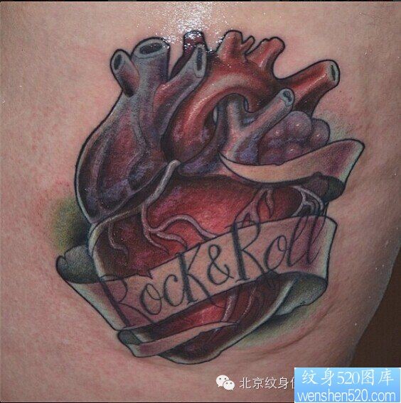 点击大图看下一张:一款肩部心脏纹身图案