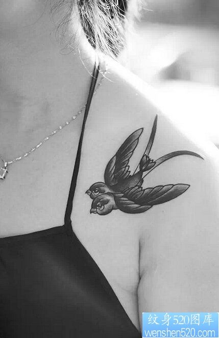 点击大图看下一张：女性肩部双头燕纹身图案