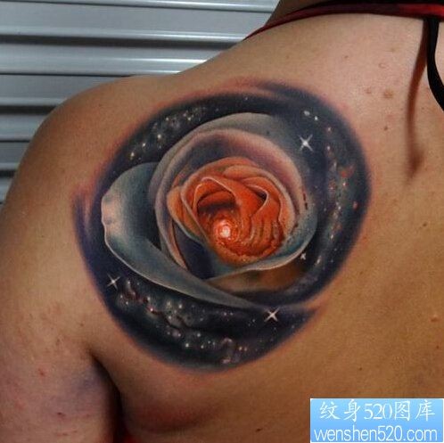 点击大图看下一张：肩部彩色玫瑰花纹身图案