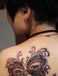 女性肩部蝴蝶面具纹身图案