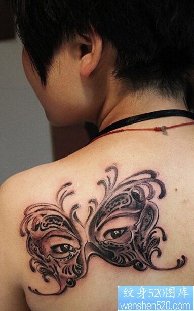 点击大图看下一张：女性肩部蝴蝶面具纹身图案