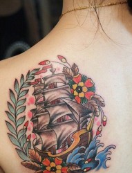 女性肩部帆船纹身图案