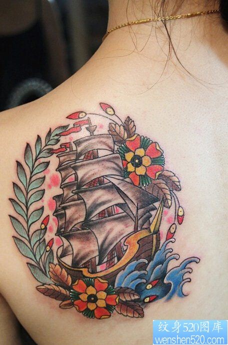 点击大图看下一张：女性肩部帆船纹身图案