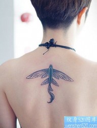 一款女性背部飞鱼纹身图案