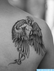 一款肩部恶天使纹身图案