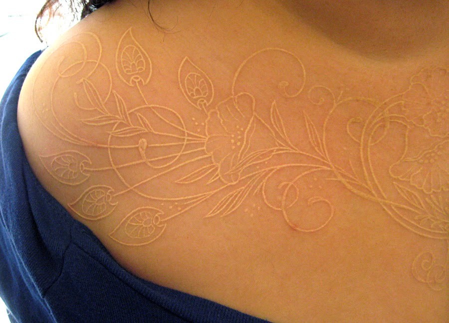 点击大图看下一张：美女肩部的鸽子血纹身图2