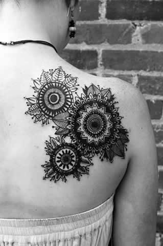 点击大图看下一张：肩部纹身之美女肩上鲜艳的花朵纹身