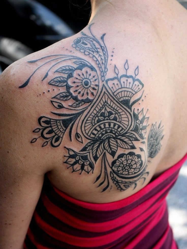 点击大图看下一张：肩部纹身之美女肩上鲜艳的花朵纹身图3