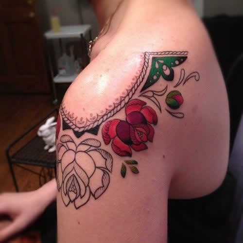点击大图看下一张：肩部纹身之美女肩上鲜艳的花朵纹身图5