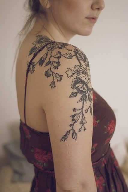 点击大图看下一张：肩部纹身之美女肩上鲜艳的花朵纹身图4