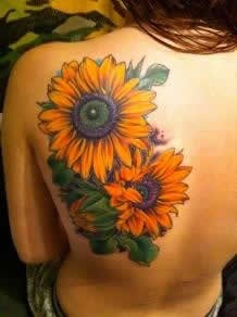 点击大图看下一张：肩部纹身之美女肩上鲜艳的花朵纹身图6