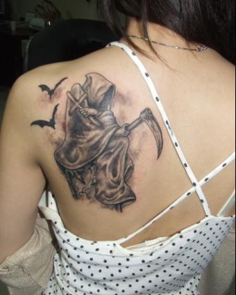 点击大图看下一张：肩部个性的死神纹身