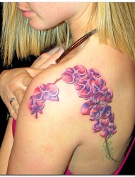 肩部亮丽的花朵纹身