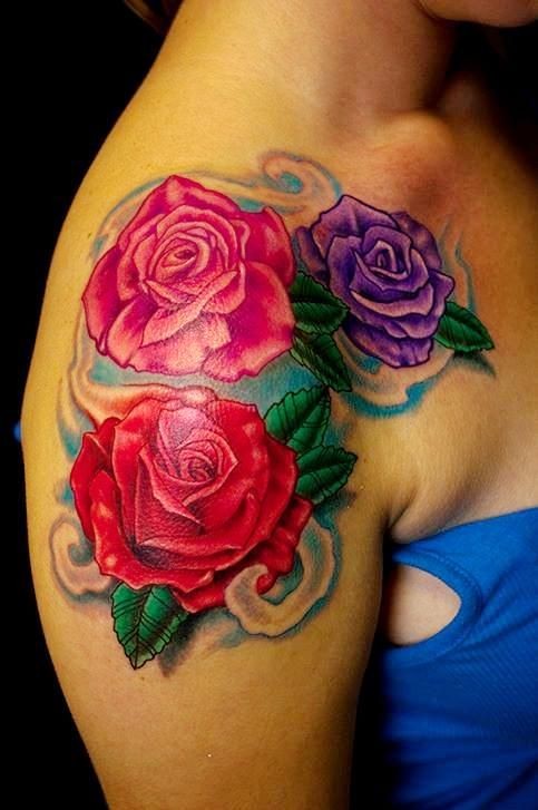 点击大图看下一张：肩部亮丽的花朵纹身