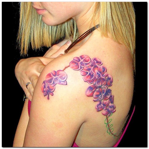 点击大图看下一张：肩部亮丽的花朵纹身图3