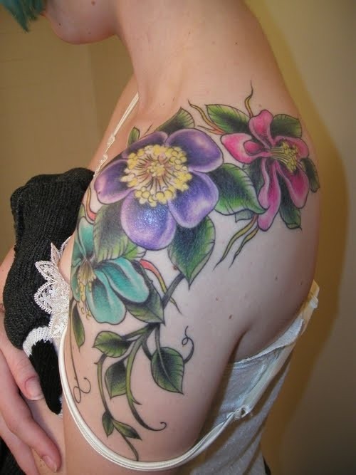 点击大图看下一张：肩部亮丽的花朵纹身图2