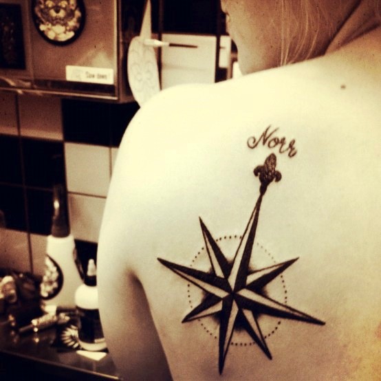 点击大图看下一张：唯美漂亮的指南针纹身图2