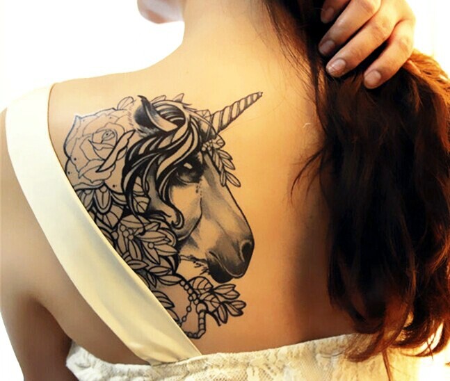 点击大图看下一张：美女肩部漂亮的独角兽纹身图3
