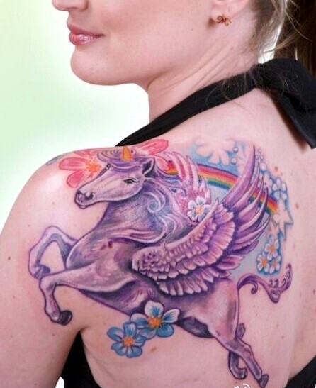 点击大图看下一张：美女肩部漂亮的独角兽纹身图4