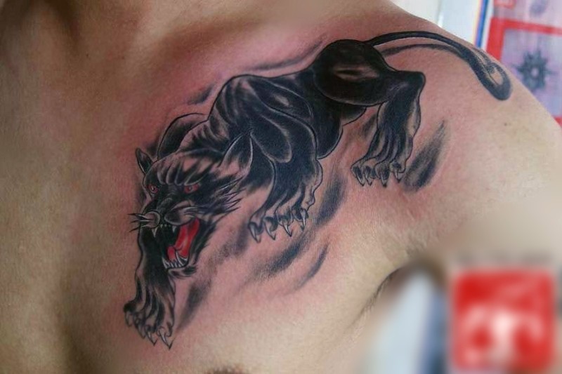 点击大图看下一张：肩部霸气的烽火狼纹身