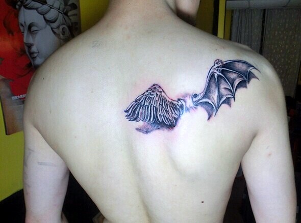 点击大图看下一张：个性时尚的恶魔翅膀纹身