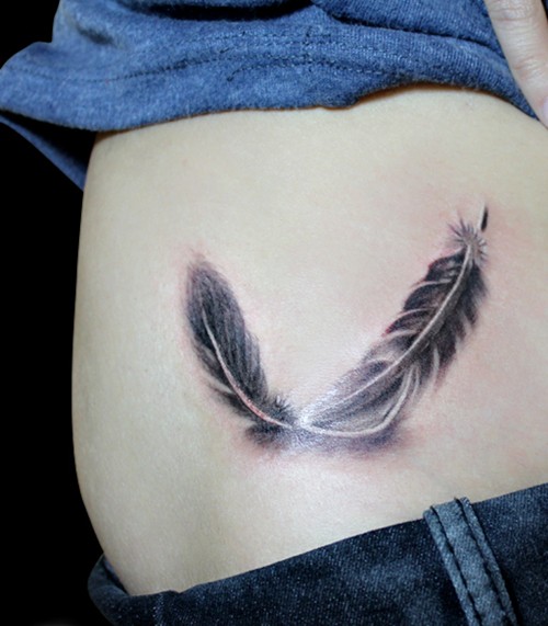 点击大图看下一张：唯美漂亮的羽毛图案纹身图6