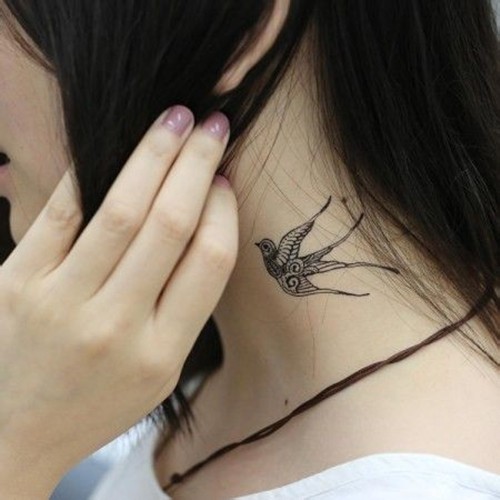 点击大图看下一张：时尚个性的燕子图案纹身图2