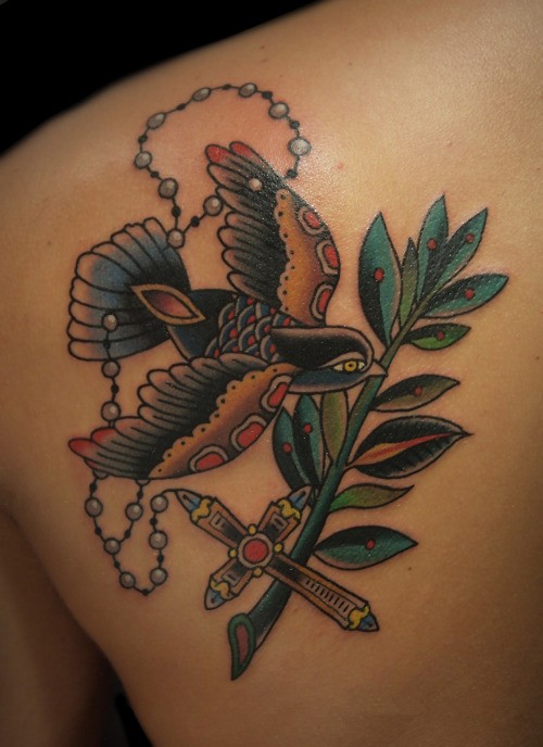 点击大图看下一张：时尚个性的燕子图案纹身图4