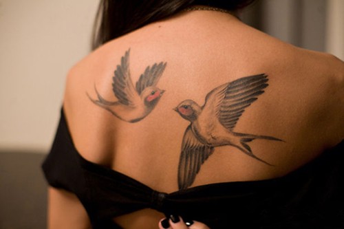点击大图看下一张：时尚个性的燕子图案纹身图5