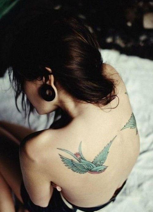 点击大图看下一张：时尚个性的燕子图案纹身图7